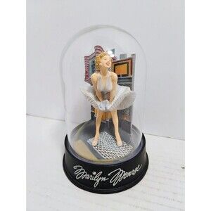 THE FRANKLIN MINT MARILYN MONROE THE SEVEN YEAR ITCH RESIN FIGURE W GLASS DOME
